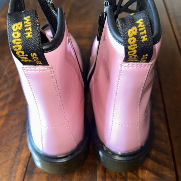 NWOB Dr. Martens 1460 boots in pale pink patent leather Women’s Sz 7 - Picture 9 of 15